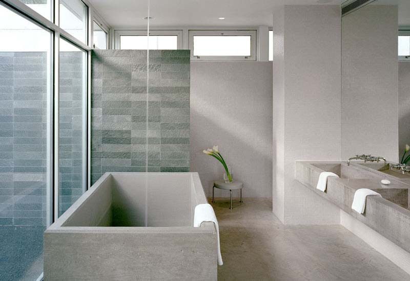 Baño minimalista con iluminación natural
