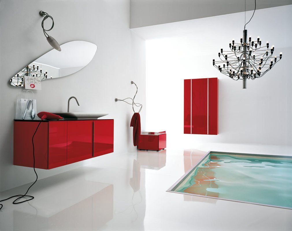 Baño moderno en rojo y blanco